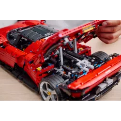 Gros plan sur les engrenages de la boite de vitesse et les pistons du moteur V12 LEGO Ferrari