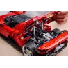 Gros plan sur les engrenages de la boite de vitesse et les pistons du moteur V12 LEGO Ferrari