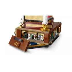 Vue rapprochee de la malle de Harry Potter s ouvrant pour reveler une scene micro