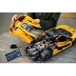 Vue aerienne de la supercar LEGO McLaren P1 avec les portieres ouvertes et aileron deploye