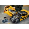 Vue aerienne de la supercar LEGO McLaren P1 avec les portieres ouvertes et aileron deploye