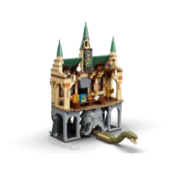 Le serpent Basilic articulé jaillissant de la statue de Serpentard dans le set LEGO 76389