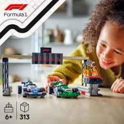 Les deux voitures F1 LEGO positionnees sur la grille de depart sous les feux du circuit