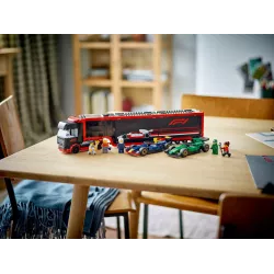 Grand camion de transport LEGO City ouvert avec les voitures de course RB20 et AMR24