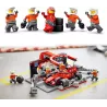 Changement de pneus de la voiture de course rouge Ferrari dans le stand LEGO 60443