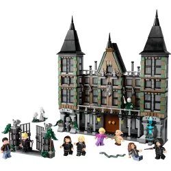 Facade exterieure en briques du Manoir des Malefoy avec grandes grilles LEGO