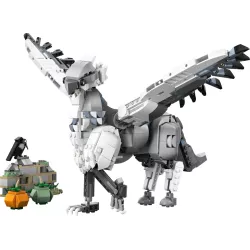 Grande figurine en briques LEGO de l hippogriffe Buck avec ses ailes ouvertes en position de vol