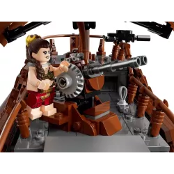 Zoom sur les voiles en tissu marron et les canons de defense de la barge LEGO 75397