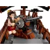 Zoom sur les voiles en tissu marron et les canons de defense de la barge LEGO 75397