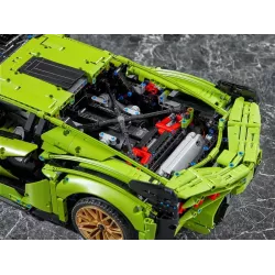 Detail du moteur V12 a pistons mobiles et du mecanisme de la boite de vitesses du set LEGO 42115