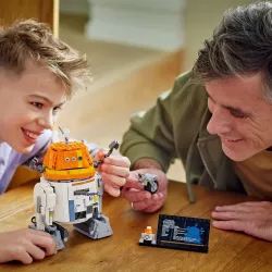 Droide Chopper LEGO installe sur une etagere de collection Star Wars avec la troisieme jambe