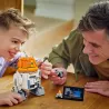 Droide Chopper LEGO installe sur une etagere de collection Star Wars avec la troisieme jambe