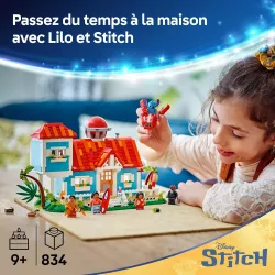 Terrasse en bois sur pilotis et palmier hawaïen du set LEGO 43268
