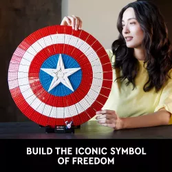 Bouclier de Captain America LEGO expose sur un buffet contemporain en decoration d interieur