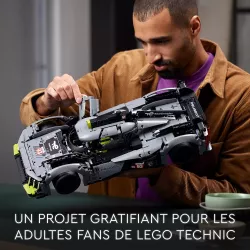 Modele d exposition LEGO Technic Peugeot 9X8 Le Mans pose sur une table de salon moderne