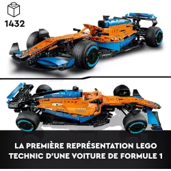 Reproduction LEGO Technic de la McLaren F1 exposee sur un meuble en decoration moderne