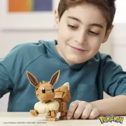 Figurine MEGA Pokemon Evoli 215 pieces exposee en decoration de chambre