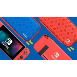 Zoom sur le dos du chassis rouge de la console Nintendo Switch et les motifs de la housse de transport Mario