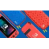 Zoom sur le dos du chassis rouge de la console Nintendo Switch et les motifs de la housse de transport Mario