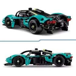 Hypercar Aston Martin Valkyrie LEGO Technic en exposition sur un meuble moderne