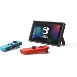 Console Nintendo Switch en mode sur table avec les manettes Joy Con bleu et rouge detachees