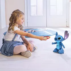 Robot Stitch interactif telecommande en mouvement lors d une session de jeu