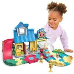 Enfant jouant avec la maison a surprises de JJ CoComelon Tut Tut Bolides VTech