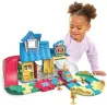 Enfant jouant avec la maison a surprises de JJ CoComelon Tut Tut Bolides VTech