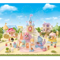 Mise en scène des bebes Sylvanian Families s amusant sur les montagnes russes du parc d attractions feerique
