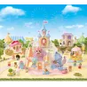 Mise en scène des bebes Sylvanian Families s amusant sur les montagnes russes du parc d attractions feerique