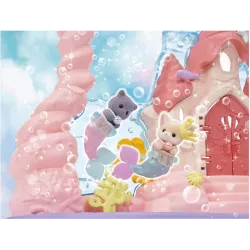 Mise en scene des figurines bebes Sylvanian Families jouant dans le lit coquillage et le carrousel du Chateau des Sirenes