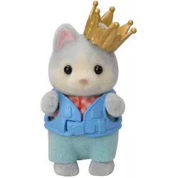Gros plan sur la figurine bebe Husky en tenue d explorateur et le coffre au tresor Sylvanian Families 5761