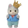 Gros plan sur la figurine bebe Husky en tenue d explorateur et le coffre au tresor Sylvanian Families 5761