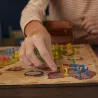 Gros plan sur les figurines d infanterie de cavalerie et les cartes de missions du jeu Risk
