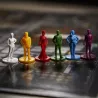 Gros plan sur les pions de personnages et les 6 armes miniatures du jeu Cluedo