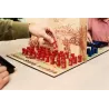 Gros plan sur les pieces de jeu serigraphiees du Marechal de l Espionne et du Drapeau du jeu Stratego