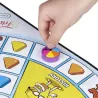 Gros plan sur les cartes Enfants Adultes et les camemberts colorés du Trivial Pursuit Famille