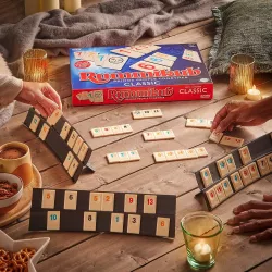 Vue d ensemble des chevalets et des plaques chiffree du jeu Rummikub Classique