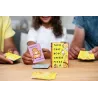 Joueurs en pleine partie du jeu d ambiance Taco Chat Bouc Cheese Pizza tapant sur la pile centrale