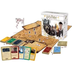 Vue d ensemble du plateau de jeu le chateau de Poudlard et les cartes du jeu Une Annee a Poudlard