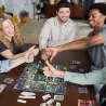 Joueurs autour de la table en pleine partie de bluff et de roles caches avec Cluedo Conspiration