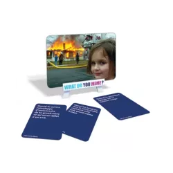 Gros plan sur les cartes de legendes et les visuels de memes du jeu What Do You Meme