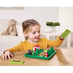 Enfant jouant au jeu de reflexion Le Petit Chaperon Rouge Deluxe SmartGames en plaçant les tuiles chemin