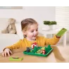 Enfant jouant au jeu de reflexion Le Petit Chaperon Rouge Deluxe SmartGames en plaçant les tuiles chemin
