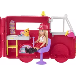 Gros plan sur la poupee Chelsea en tenue de pompier avec son chiot et l echelle extensible
